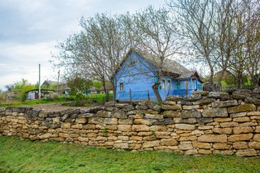 Moldova 'nın köylerinde terk edilmiş, eski, unutulmuş evlerle dolu bir manzara. Moldova Cumhuriyeti 'nde terk edilmiş bir ev. Depopulasyon kavramı.