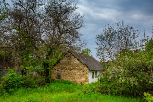 Τοπίο Παλιό Ξεχασμένο Σπίτι Εγκαταλελειμμένο Κάπου Στα Χωριά Της Μολδαβίας — Φωτογραφία Αρχείου