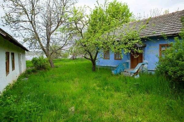 忘れられた家と風景 モルドバの村のどこかに放棄されました モルドバ共和国の放棄された家 人口概念 — ストック写真