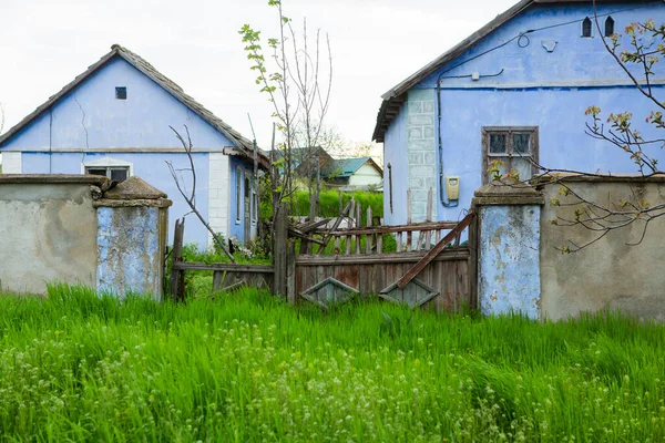 被遗忘的旧房子 被遗弃在摩尔多瓦村庄的某个地方的风景 摩尔多瓦共和国被遗弃的房屋 人口减少的概念 — 图库照片