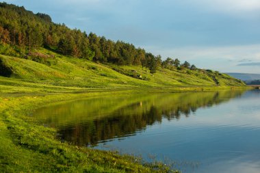 Göl ve ağaçlarla güzel bir manzara. Avrupa 'da İnanılmaz Doğa. Bu yaz ziyaret etmek için güzel bir yer..