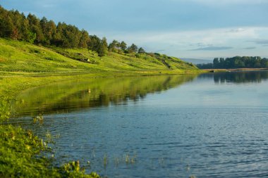 Göl ve ağaçlarla güzel bir manzara. Avrupa 'da İnanılmaz Doğa. Bu yaz ziyaret etmek için güzel bir yer..