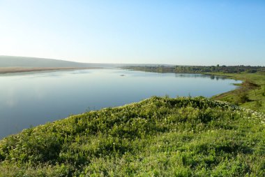 Göl ve ağaçlarla güzel bir manzara. Avrupa 'da İnanılmaz Doğa. Bu yaz ziyaret etmek için güzel bir yer..