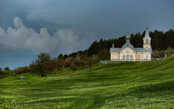 Hıristiyan Dini Kavramı Ortodoks Kilisesiyle Yeşil Manzara — Stok fotoğraf