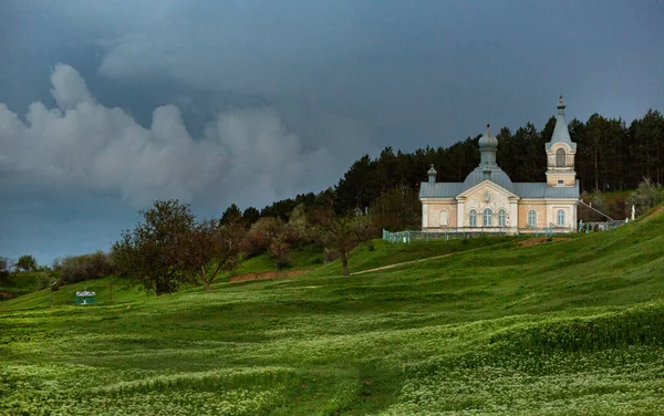 Christelijke Religie Achtergrond Concept Groen Landschap Met Orthodoxe Kerk — Stockfoto