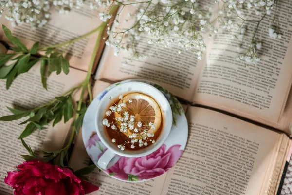 Egy Csésze Tea Citrommal Nyitott Könyv Asztalon Szobában — Stock Fotó