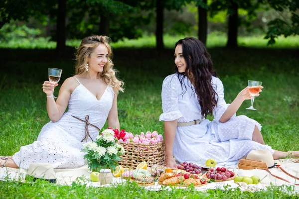 Duas Meninas Estão Descansando Parque Sentado Cobertor Piquenique Amigos Está — Fotografia de Stock