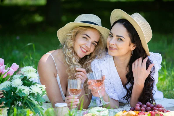 Zwei Mädchen Ruhen Sich Park Auf Einer Picknickdecke Aus Freunde — Stockfoto