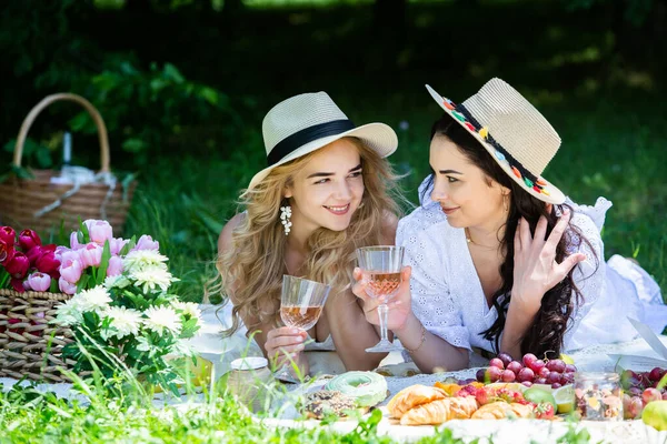 Két Lány Pihen Parkban Egy Piknik Takarón Barátok Piknikeznek Szabadban — Stock Fotó