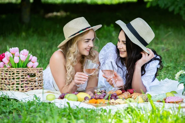 Dua Gadis Sedang Beristirahat Taman Duduk Atas Selimut Piknik Teman — Stok Foto