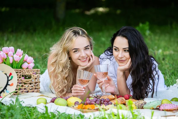 Dos Chicas Descansan Parque Sentadas Una Manta Picnic Amigos Está —  Fotos de Stock