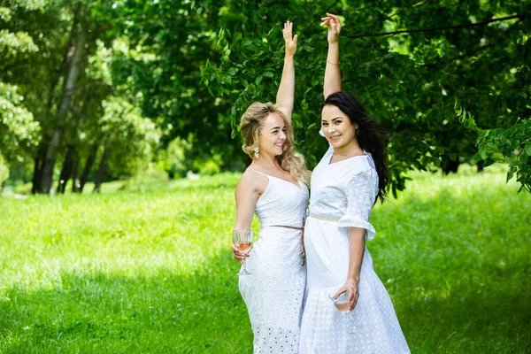 Duas Meninas Estão Descansando Parque Sentado Cobertor Piquenique Amigos Está — Fotografia de Stock