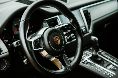 CHISINAU, MOLDOVA - 17 Haziran 2021: Porsche Macan S Moldova 'nın kötü yolundaki ruh haliyle off-road yarışında. Editör fotoğrafı.