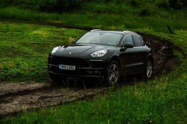 CHISINAU, MOLDOVA - 17 Haziran 2021: Porsche Macan S Moldova 'nın kötü yolundaki ruh haliyle off-road yarışında. Editör fotoğrafı.
