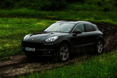 CHISINAU, MOLDOVA - 17 Haziran 2021: Porsche Macan S Moldova 'nın kötü yolundaki ruh haliyle off-road yarışında. Editör fotoğrafı.