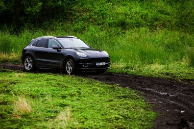 CHISINAU, MOLDOVA - 17 Haziran 2021: Porsche Macan S Moldova 'nın kötü yolundaki ruh haliyle off-road yarışında. Editör fotoğrafı.