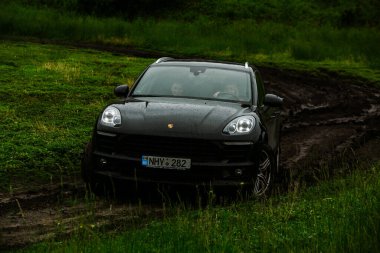 CHISINAU, MOLDOVA - 17 Haziran 2021: Porsche Macan S Moldova 'nın kötü yolundaki ruh haliyle off-road yarışında. Editör fotoğrafı.