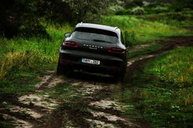 CHISINAU, MOLDOVA - 17 Haziran 2021: Porsche Macan S Moldova 'nın kötü yolundaki ruh haliyle off-road yarışında. Editör fotoğrafı.