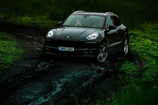 Chisinau Moldova Junho 2021 Porsche Macan Corridas Road Cheias Humor — Fotografia de Stock