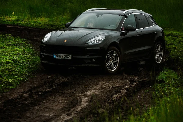 Chisinau Moldova Junho 2021 Porsche Macan Corridas Road Cheias Humor — Fotografia de Stock