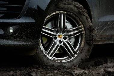 CHISINAU, MOLDOVA - 17 Haziran 2021: Porsche Macan S Moldova 'nın kötü yolundaki ruh haliyle off-road yarışında. Editör fotoğrafı.