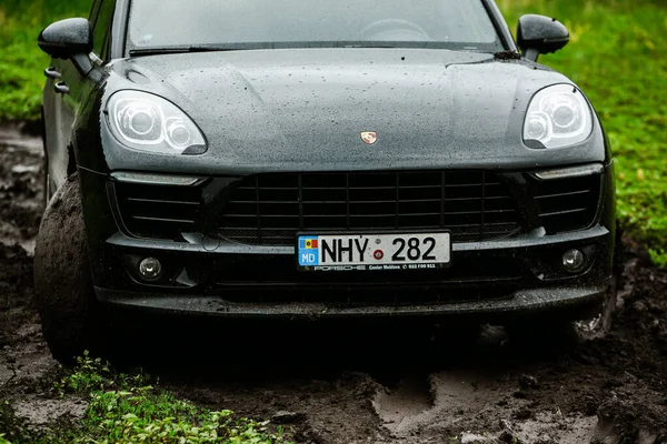 Chisinau Moldova Junho 2021 Porsche Macan Corridas Road Cheias Humor — Fotografia de Stock