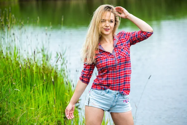 Menina Loira Está Divertindo Rio Botas Borracha País Jovem Mulher — Fotografia de Stock