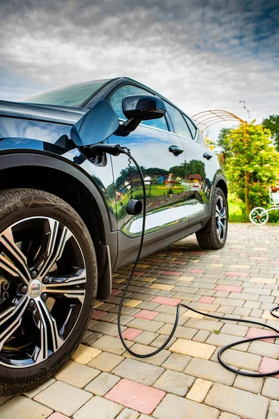 Electric Vehicle Charging Station Home Plugging Electric Car Front Rural — Stock Photo, Image