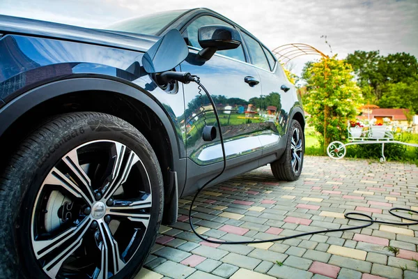 Electric Vehicle Charging Station Home Plugging Electric Car Front Rural — Stock Photo, Image