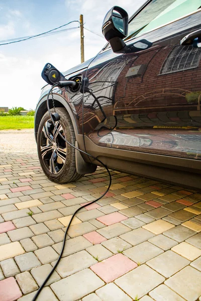 Electric Vehicle Charging Station Home Plugging Electric Car Front Rural — Stock Photo, Image