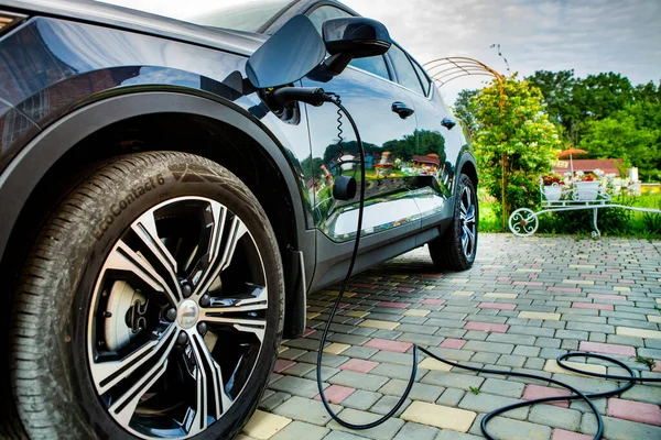 Electric Vehicle Charging Station Home Plugging Electric Car Front Rural — Stock Photo, Image
