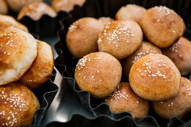 Ahşap fırından alınmış taze ev yapımı ekmek. Köy ekmeği rulolarını kapatın.