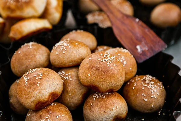 Ahşap Fırından Alınmış Taze Yapımı Ekmek Köy Ekmeği Rulolarını Kapatın — Stok fotoğraf