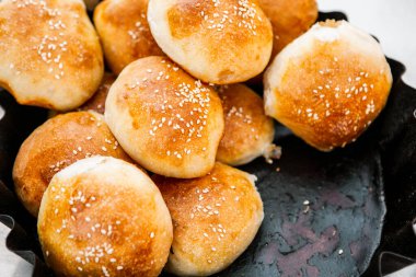 Ahşap fırından alınmış taze ev yapımı ekmek. Köy ekmeği rulolarını kapatın.