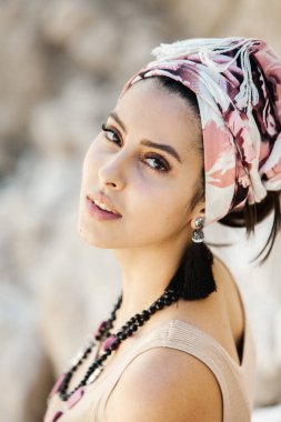 Eşarplı güzel bir Hintli kızın portresi. El yapımı mücevherler takan hippi tarzı genç bir kadın.