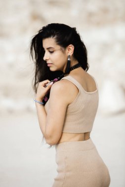 Eşarplı güzel bir Hintli kızın portresi. El yapımı mücevherler takan hippi tarzı genç bir kadın.