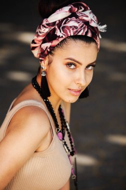 Eşarplı güzel bir Hintli kızın portresi. El yapımı mücevherler takan hippi tarzı genç bir kadın.