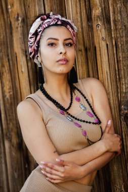 Eşarplı güzel bir Hintli kızın portresi. El yapımı mücevherler takan hippi tarzı genç bir kadın.