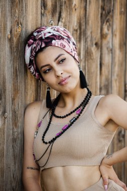 Eşarplı güzel bir Hintli kızın portresi. El yapımı mücevherler takan hippi tarzı genç bir kadın.