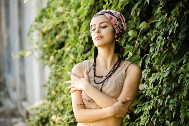 Eşarplı güzel bir Hintli kızın portresi. El yapımı mücevherler takan hippi tarzı genç bir kadın.