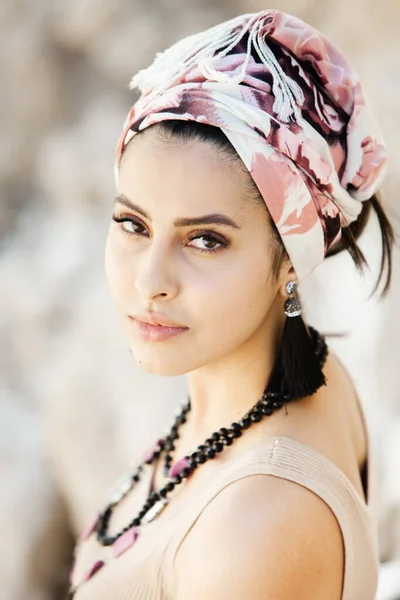 スカーフで美しいインドの女の子の肖像画 手作りのジュエリーを身に着けている若いヒッピースタイルの女性 — ストック写真