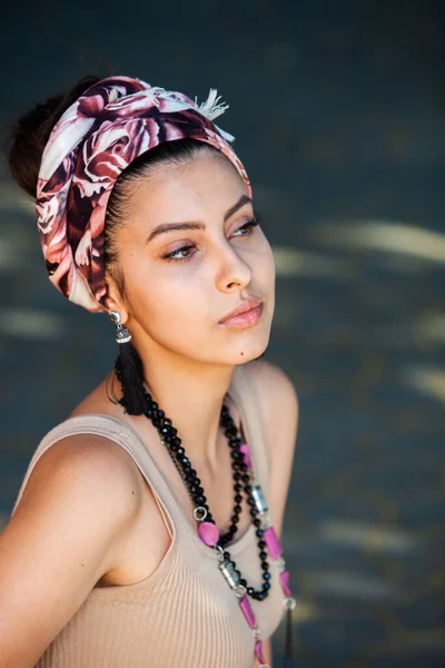 Eşarplı Güzel Bir Hintli Kızın Portresi Yapımı Mücevherler Takan Hippi — Stok fotoğraf