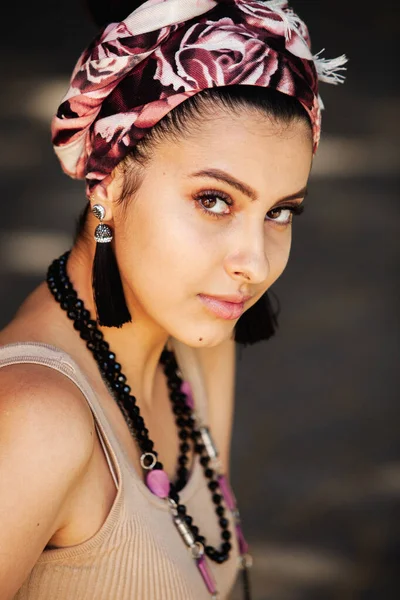 Egy Gyönyörű Sálas Indiai Lány Portréja Fiatal Hippi Stílusú Visel — Stock Fotó
