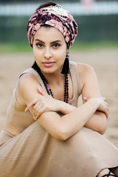 スカーフで美しいインドの女の子の肖像画 手作りのジュエリーを身に着けている若いヒッピースタイルの女性 — ストック写真