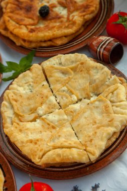 Romanya 'dan geleneksel kızarmış turta, patates, peynir ve lahana. Romanya yemekleri.