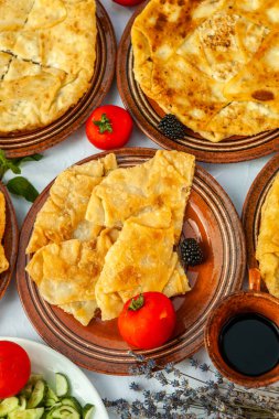 Romanya 'dan geleneksel kızarmış turta, patates, peynir ve lahana. Romanya yemekleri.