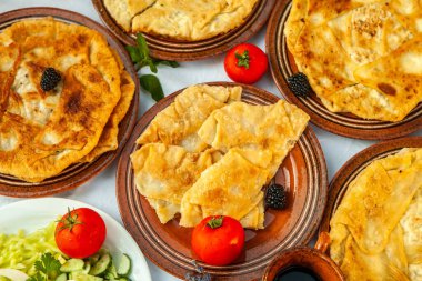 Romanya 'dan geleneksel kızarmış turta, patates, peynir ve lahana. Romanya yemekleri.