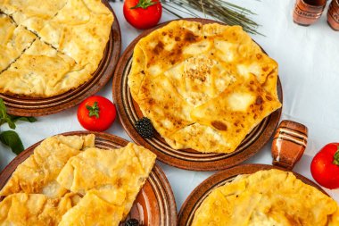 Romanya 'dan geleneksel kızarmış turta, patates, peynir ve lahana. Romanya yemekleri.