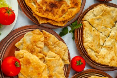 Romanya 'dan geleneksel kızarmış turta, patates, peynir ve lahana. Romanya yemekleri.