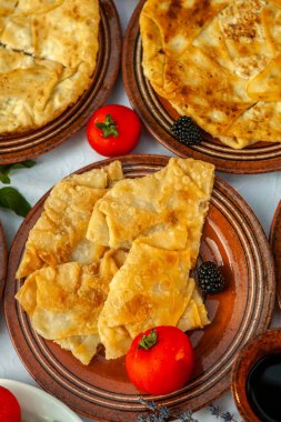 Romanya 'dan geleneksel kızarmış turta, patates, peynir ve lahana. Romanya yemekleri.